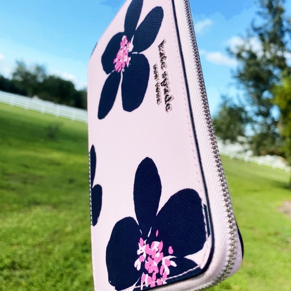 Flower🌸NWT Kate Spade Large Wristlet - Picture 5 of 7